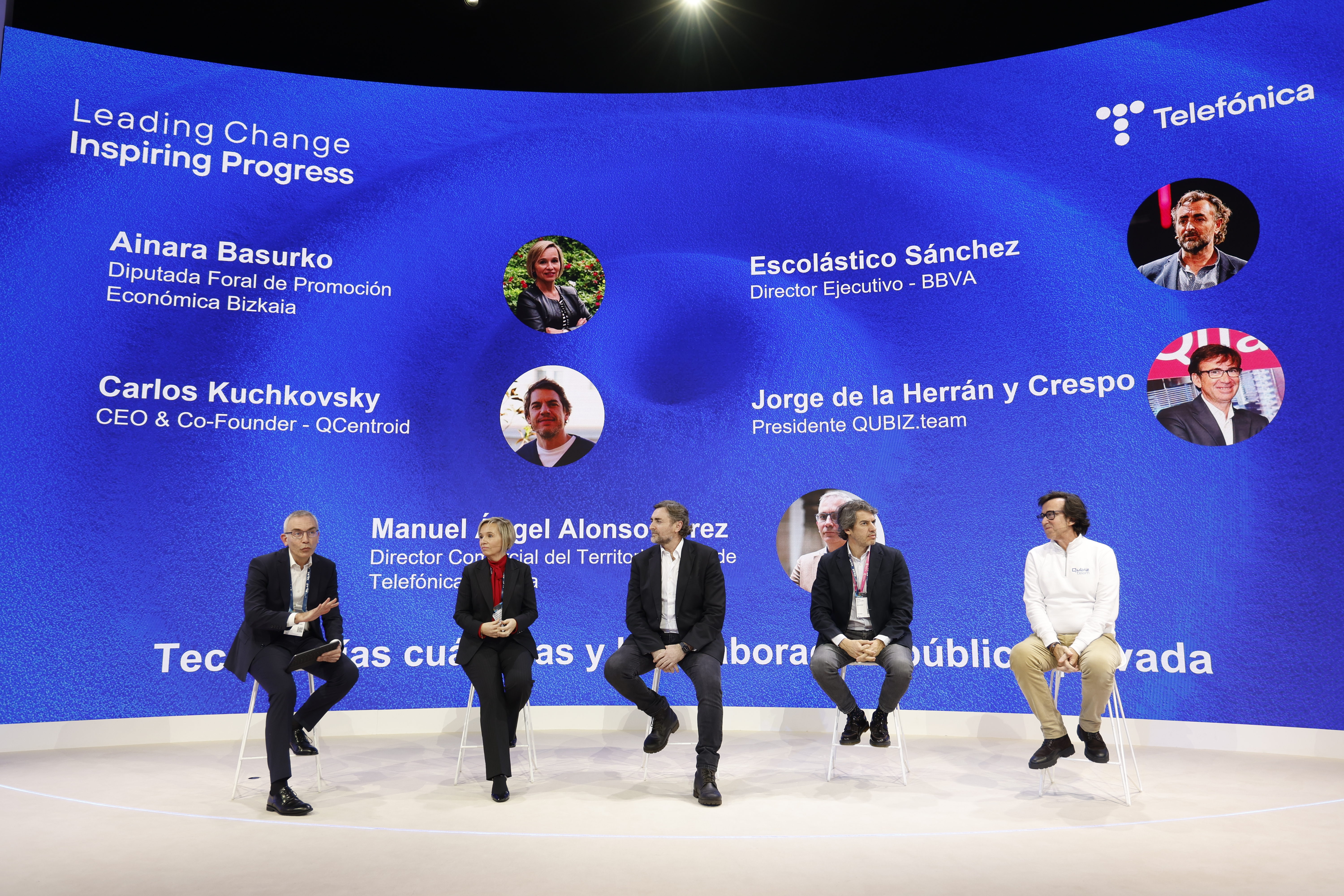 De izq a dcha. En el transcurso de la sesión ‘Tecnologías cuánticas y la colaboración público-privada’, celebrada en el Ágora del stand de Telefónica en el MWC 2025, Manuel Ángel Alonso, director Comercial del Territorio Norte de Telefónica España; Ainara Basurko,  Diputada Foral de Promoción Económica Bizkaia; Escolástico Sánchez – director ejecutivo de BBVA; Carlos Kuchkovsky - CEO y fundador de Qcentroid; y Jorge de la Herran y Crespo - Founder QUBIZ.team.