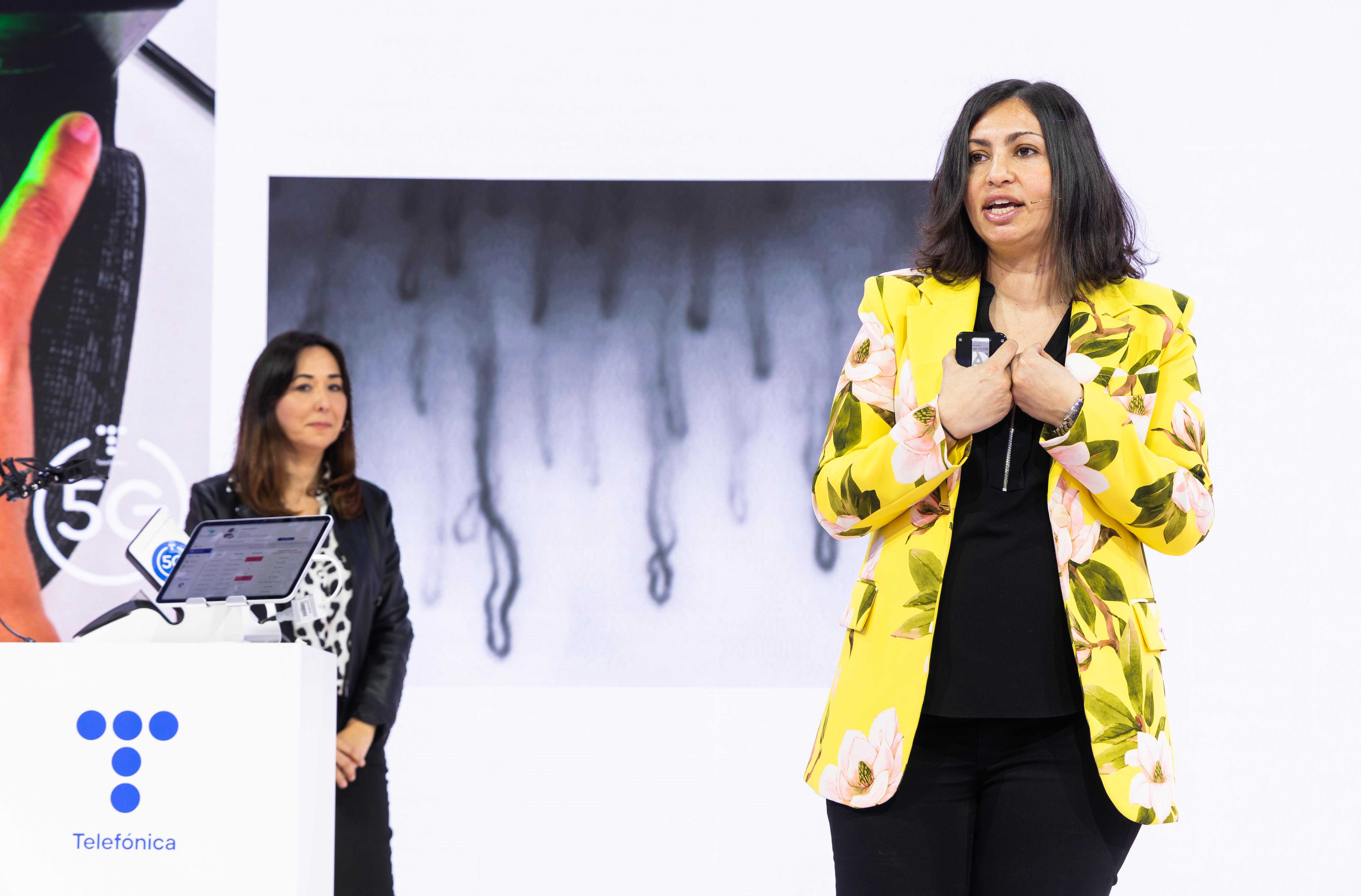 Vanesa Montoya e Irene Cañizares, expertas en Innovación en Telefónica España, presentan el proyecto ‘Monitorización Sanguínea Inteligente 5G’, que permite mejorar el seguimiento, a través de capturas de vídeo de los capilares del dedo anular, en pacientes críticos que pueden sufrir neutropenia severa.