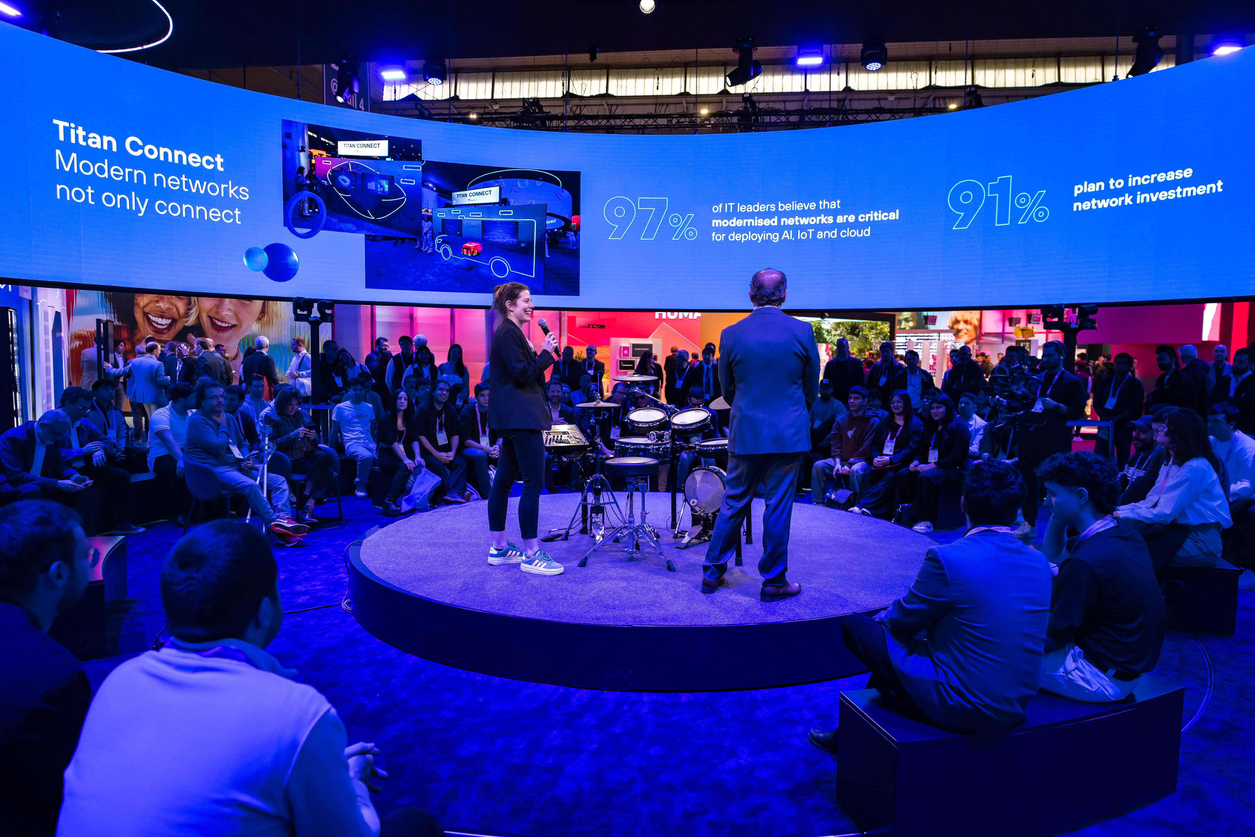 Un grupo de alrededor de 100 estudiantes de 42 Barcelona, el campus de programación más innovador y gratuito, han podido asistir un demotour y conocer de primera mano todos los avances tecnológicos que Telefónica ha llevado al MWC26.