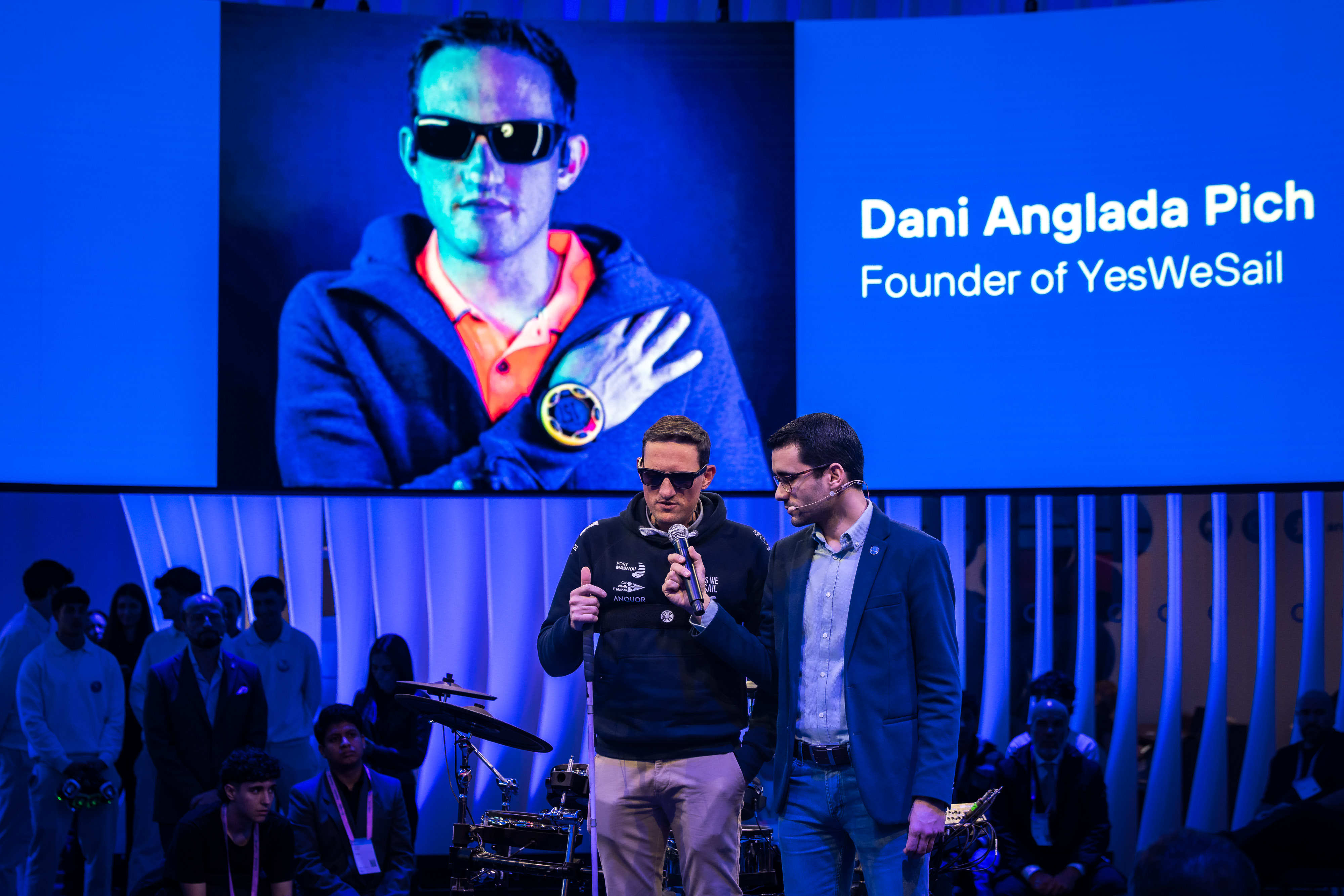 Las demos del stand de Telefónica en el MWC26 han contado con un código QR de NaviLens especialmente diseñado para mejorar la experiencia de las personas con discapacidad visual. Gracias a un programa desarrollado por Telefónica, la audioguía estará disponible en español o inglés y ofrecerá una descripción detallada de cada solución.