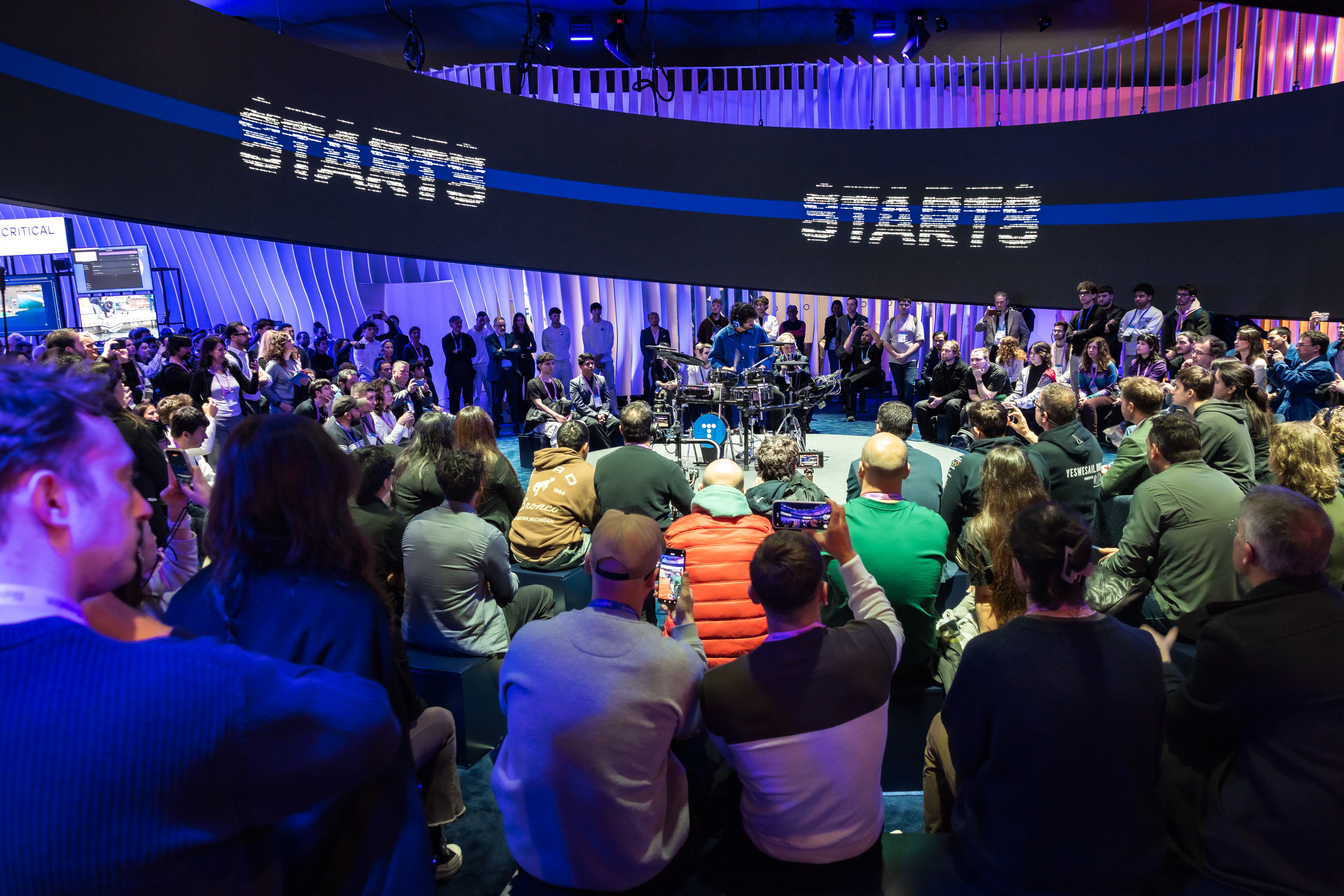 Los estudiantes de 42 Barcelona han vivido las experiencias sensoriales como ‘The Beat’, que transforma el stand en un manifiesto escénico de marca, y ‘The Code’, un sistema de medición emocional que convierte la interacción del público en arte digital. El stand de Telefónica cobra vida cada día con un espectáculo inmersivo lleno de ritmo, color y movimiento.