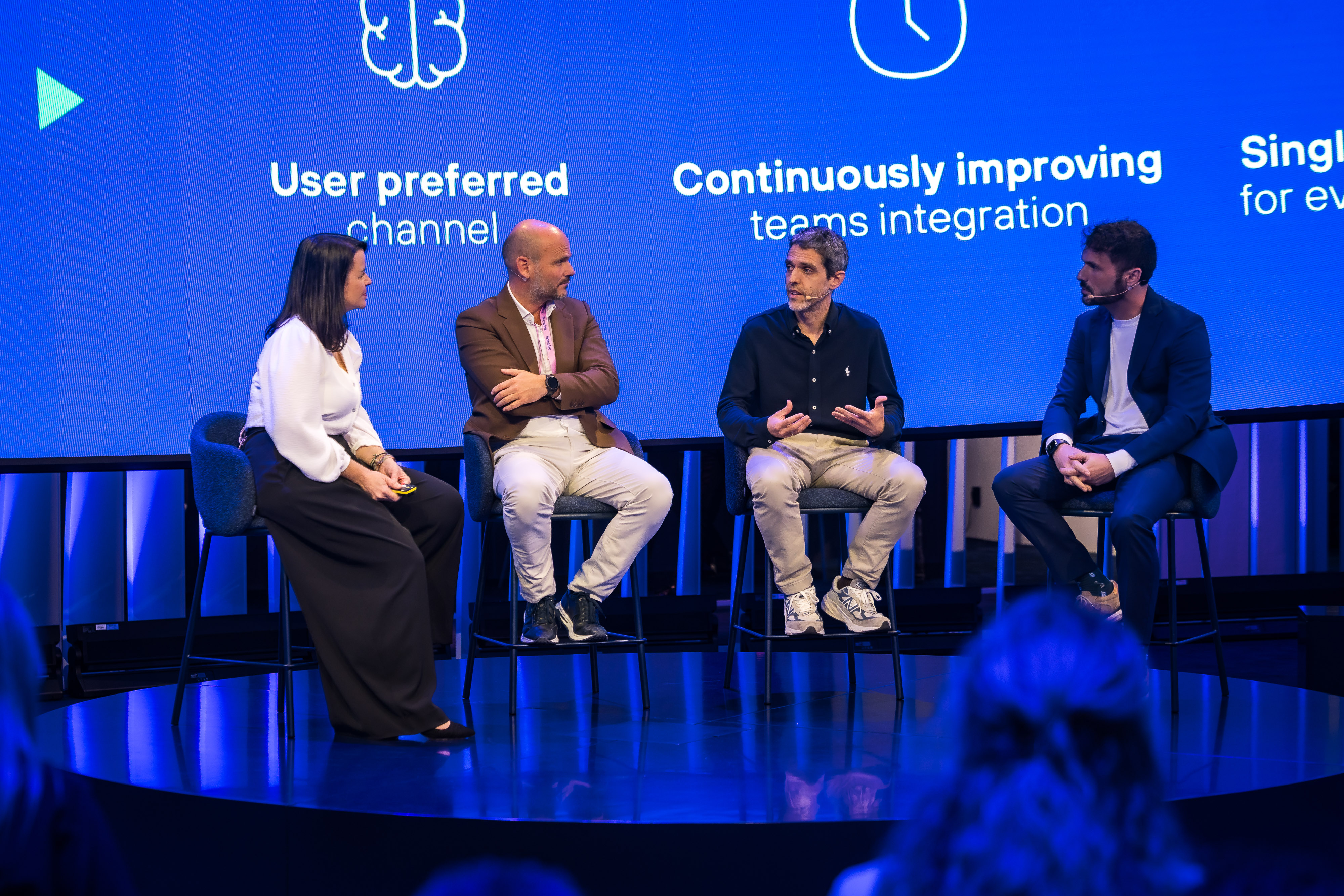Telefónica ha llevado a su Ágora en el MWC26 una mesa redonda sobre GenIA, la plataforma de IA generativa de la compañía, que estructura, activa y transforma el conocimiento operativo en decisiones y acciones de impacto, generando cuadros de mando dinámicos y profundamente contextualizados que impulsan la productividad y mejoran la experiencia digital de los empleados. En la imagen, Belén Espejo, Head of Workplace Business Development de Telefónica España; Antonio Báez, CIO Meliá Hotels International; Jose Merinero, Head of Workplace IT Management, Prosegur, y Alberto Navascués Benito, AI Solutions Expert, Workplace Competence Center de Telefónica España.