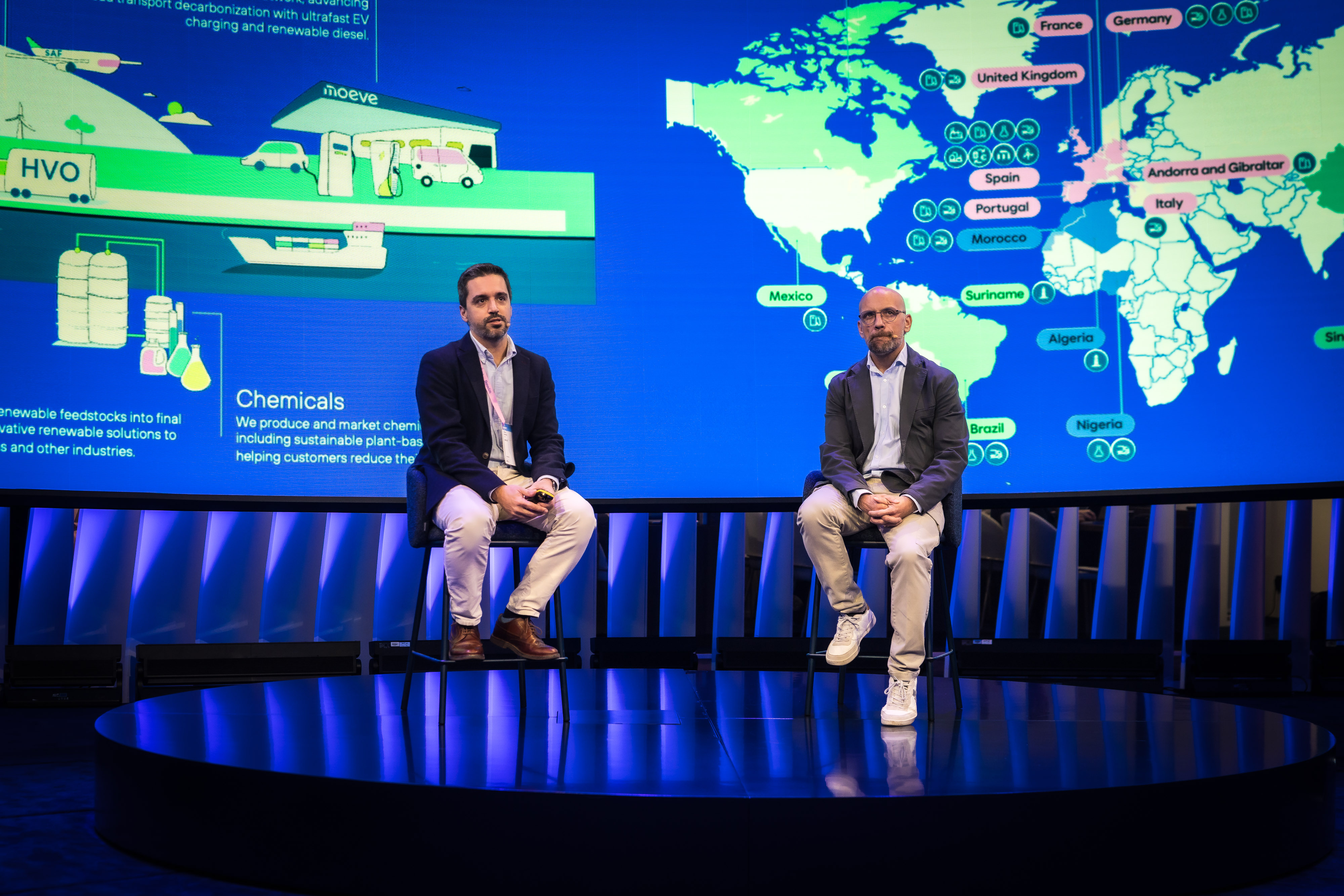 De izq. a drch. Javier Galindo, Chief Information Security Officer (CISO) de Moeve, junto a Alejandro Ramos, Cybersecurity Director de Telefónica Tech, durante la presentación del ‘SOC del Futuro’.