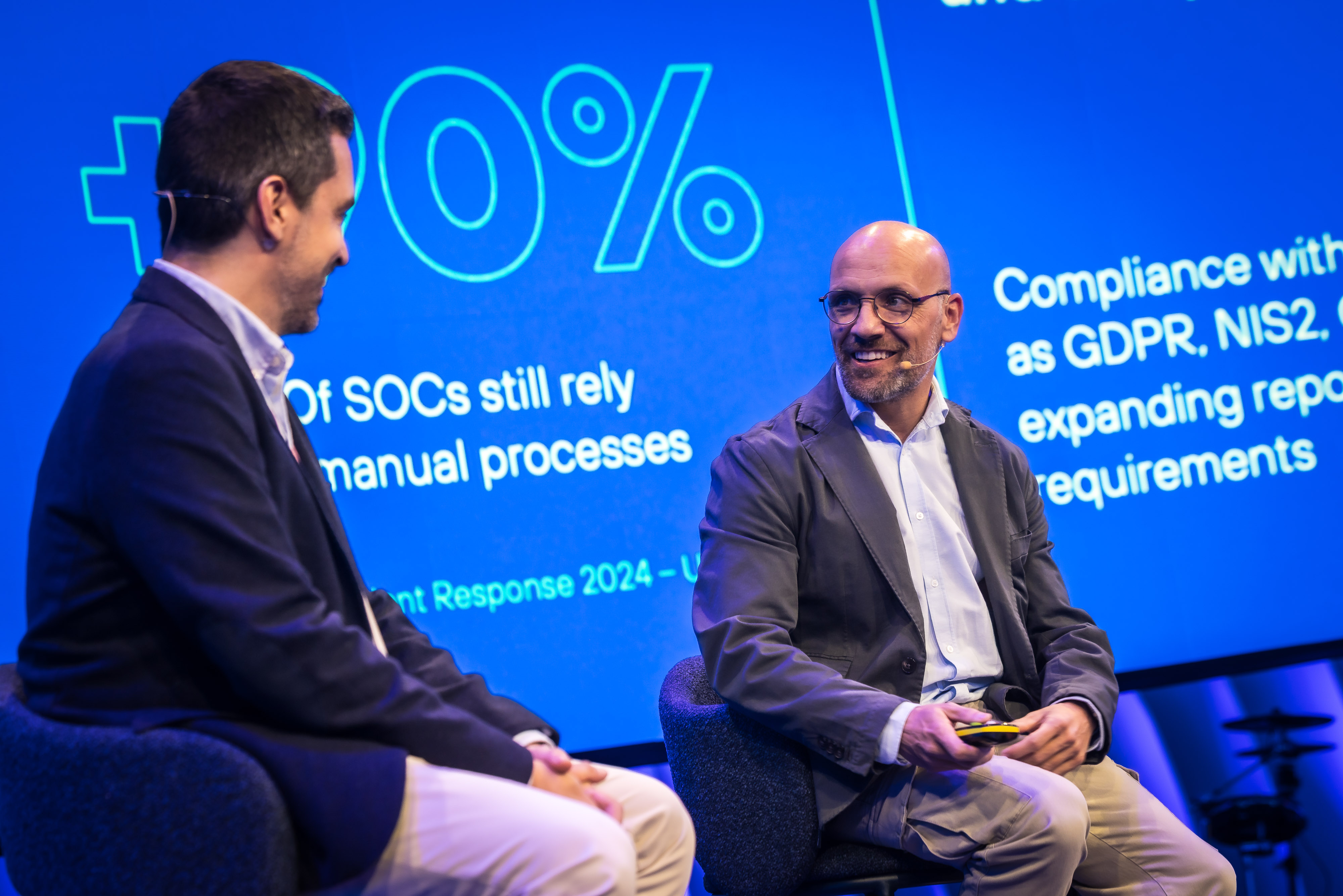 El ‘SOC del Futuro’ combina capacidades de inteligencia artificial integradas en las principales plataformas de seguridad del mercado con automatizaciones y casos de uso desarrollados por los expertos de ciberseguridad de Telefónica Tech. De izq. a drch. Javier Galindo, Chief Information Security Officer (CISO) de Moeve, junto a Alejandro Ramos, Cybersecurity Director de Telefónica Tech.