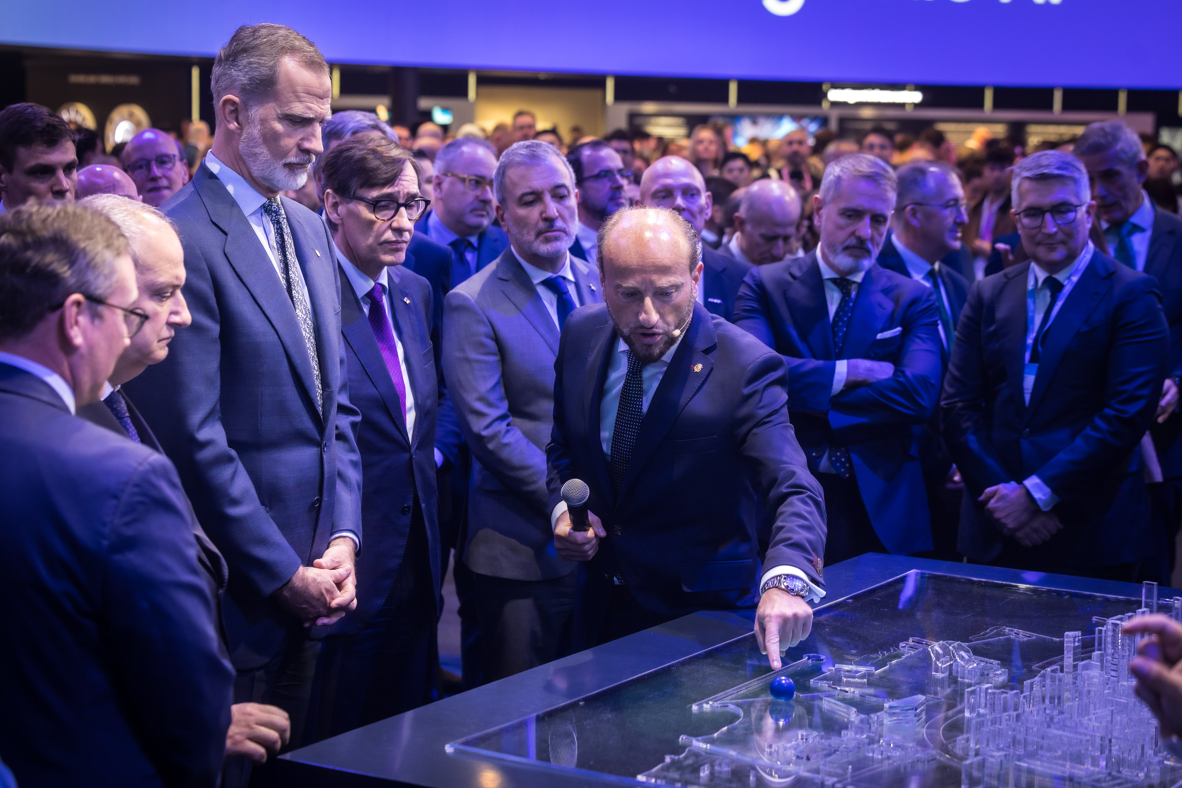 De izq. a dcha. Jordi Hereu, ministro de Industria y Turismo; el Rey Don Felipe; Salvador Illa, presidente de la Generalitat; John Hoffman, consejero delegado de GSMA; Marc Murtra, presidente ejecutivo de Telefónica; y Santiago Argelich, presidente de Telefónica Alemania.