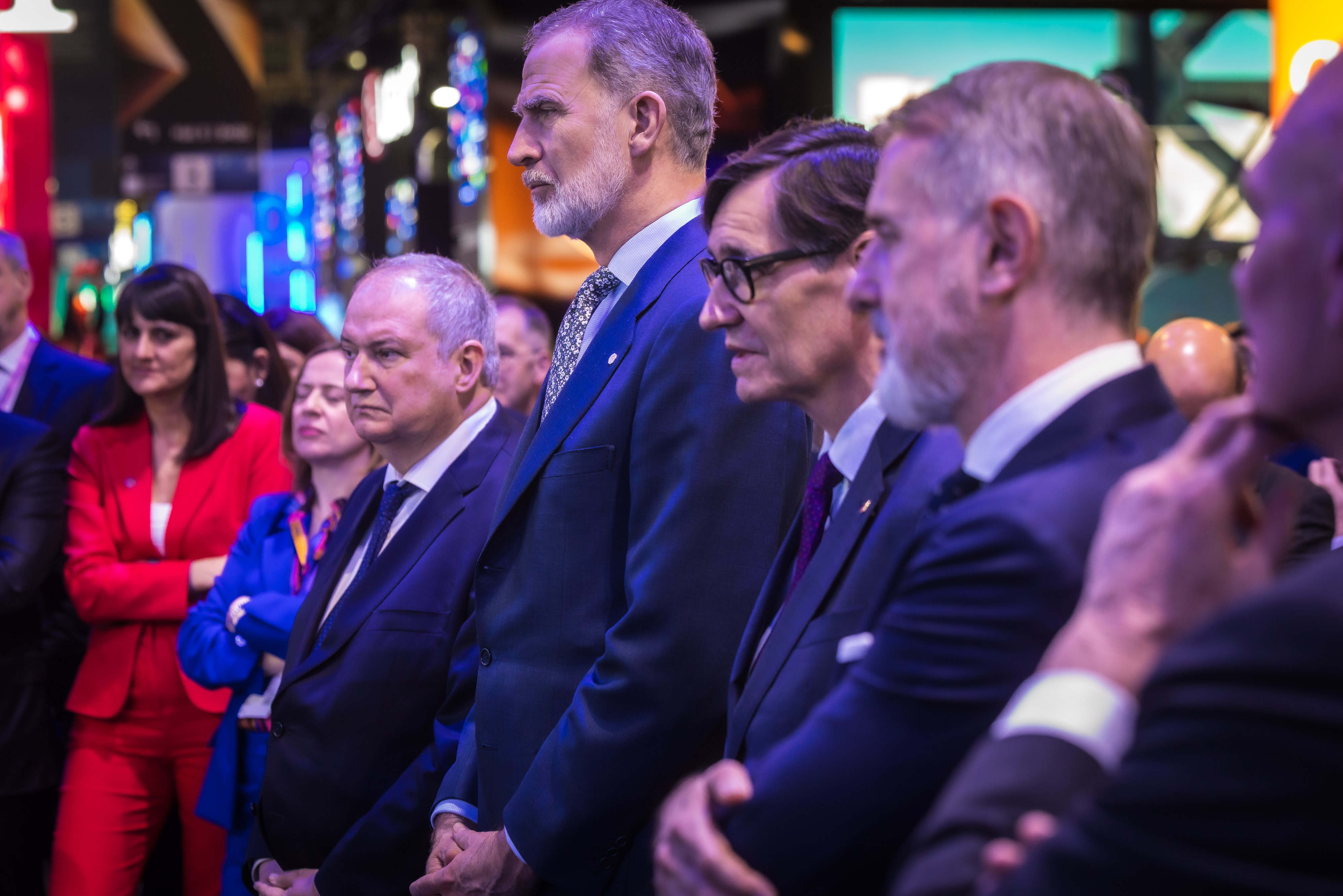 De drcha. a izq. Marc Murtra, presidente ejecutivo de Telefónica; Salvador Illa, presidente de la Generalitat; SM el Rey Don Felipe; Jordi Hereu, ministro de Industria y Turismo; y María González Veracruz, secretaria de Estado de Digitalización e Inteligencia Artificial.
