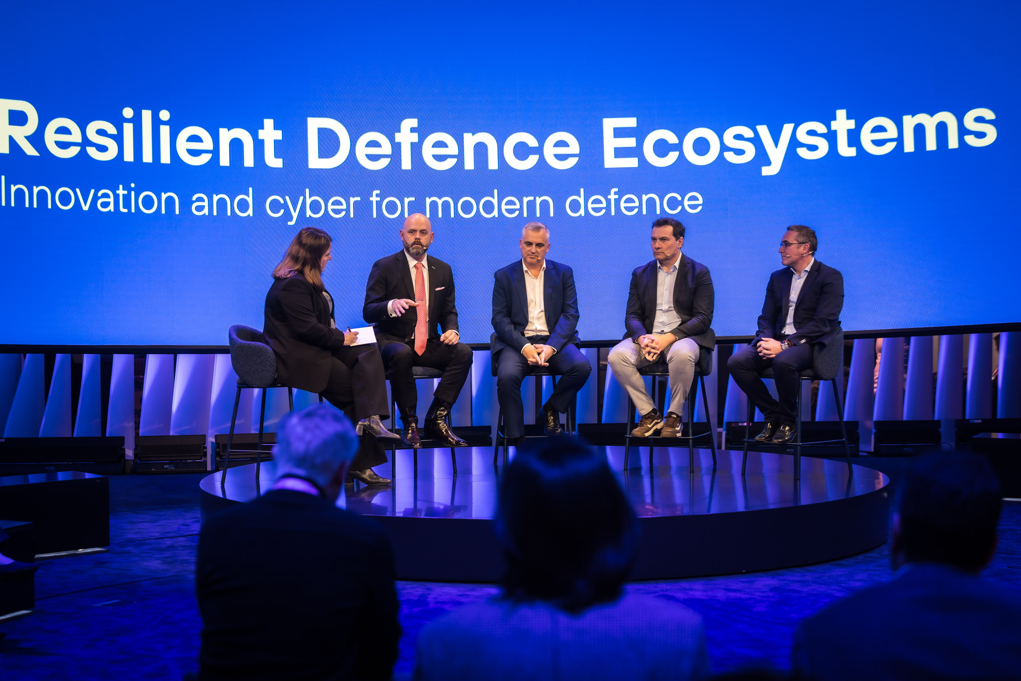 En la sesión ‘Construyendo ecosistemas de defensa resilientes: Innovación y ciberseguridad para la defensa moderna’ se ha debatido sobre el uso operativo de redes inalámbricas comerciales en escenarios de defensa así como la necesidad de marcos de colaboración más profundos entre operadores móviles y administraciones públicas. Integraban la mesa redonda: Paloma Castellano, Wayra Spain Manager de Telefónica; Dr. Tom Rondeau, Principal Director «Future G Office» de US DoW; Vicent Soler, CEO Kenmei; David Barroso, CEO Countercraft; y Jesús Abraham, Defence Strategy & Innovation Head de Telefónica.