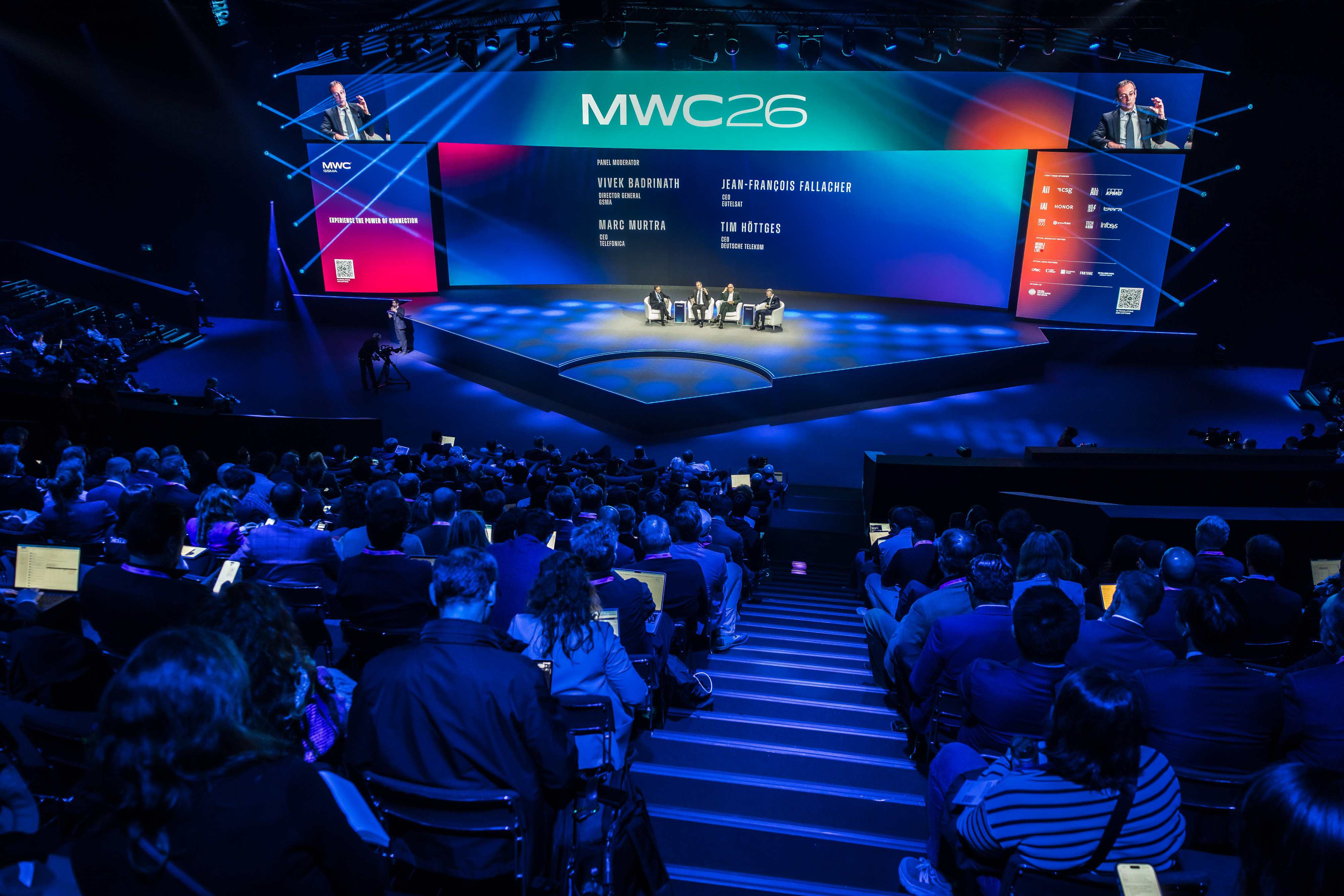 Vista panorámica de la mesa redonda ¿Qué significa la soberanía tecnológica estratégica para Europa? en la que participan,  Vivek Badrinath, director general de GSMA, como moderador; y Jean-François Fallacher, CEO Eutelsat; Tim Höttges, CEO Deutsche Telekom; y Marc Murtra, presidente ejecutivo de Telefónica.