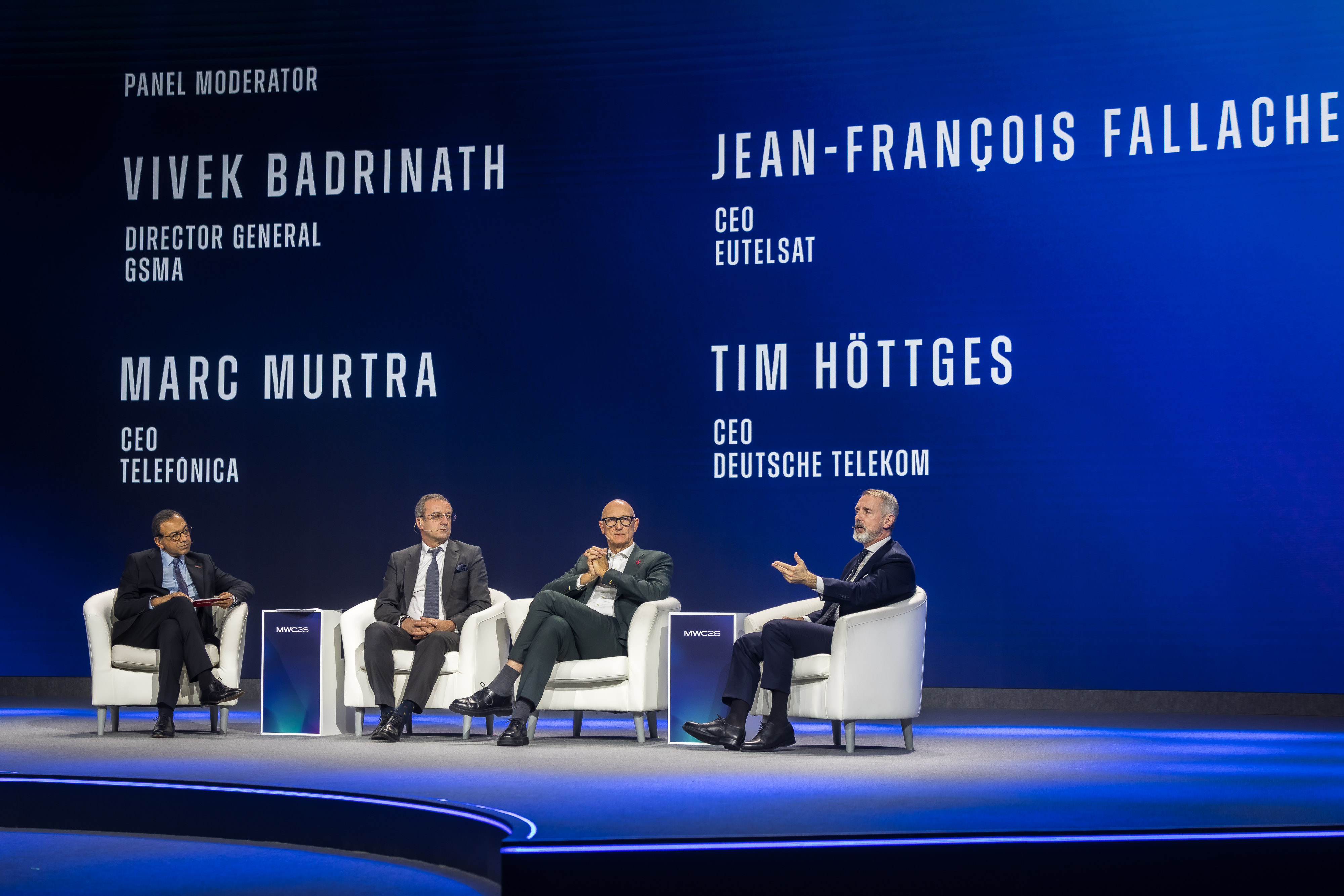 Mesa redonda sobre la soberanía tecnológica estratégica para Europa. De izq. a drch. Vivek Badrinath, director general de GSMA; y Jean-François Fallacher, CEO Eutelsat; Tim Höttges, CEO Deutsche Telekom; y Marc Murtra, presidente ejecutivo de Telefónica.
