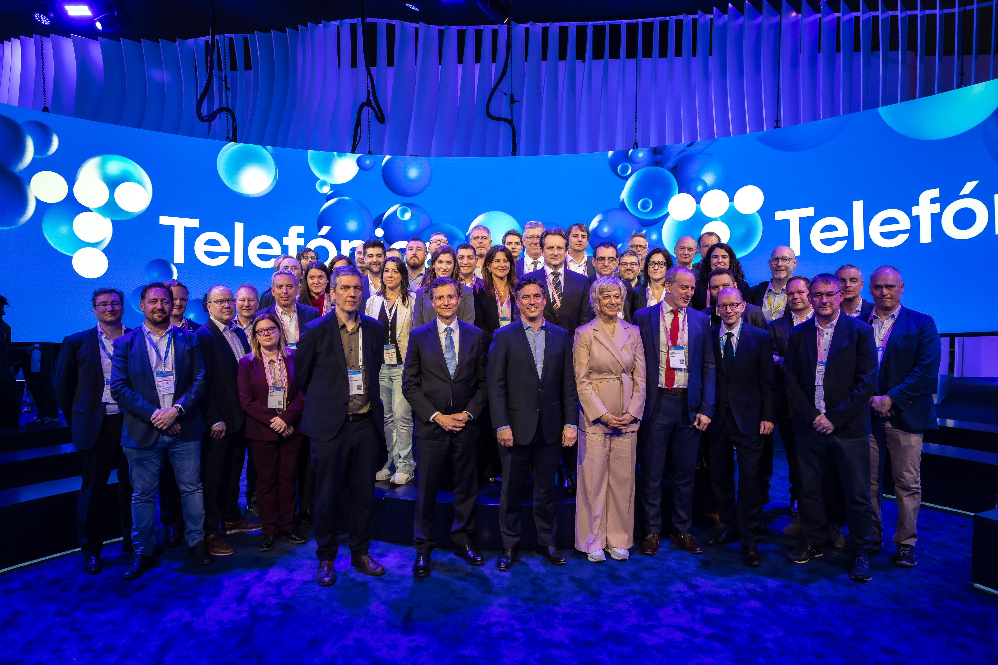 Foto de familia de la presentación de EURO-3C, iniciativa de la Comisión Europea y un consorcio liderado por Telefónica e integrado por más de 70 entidades europeas.