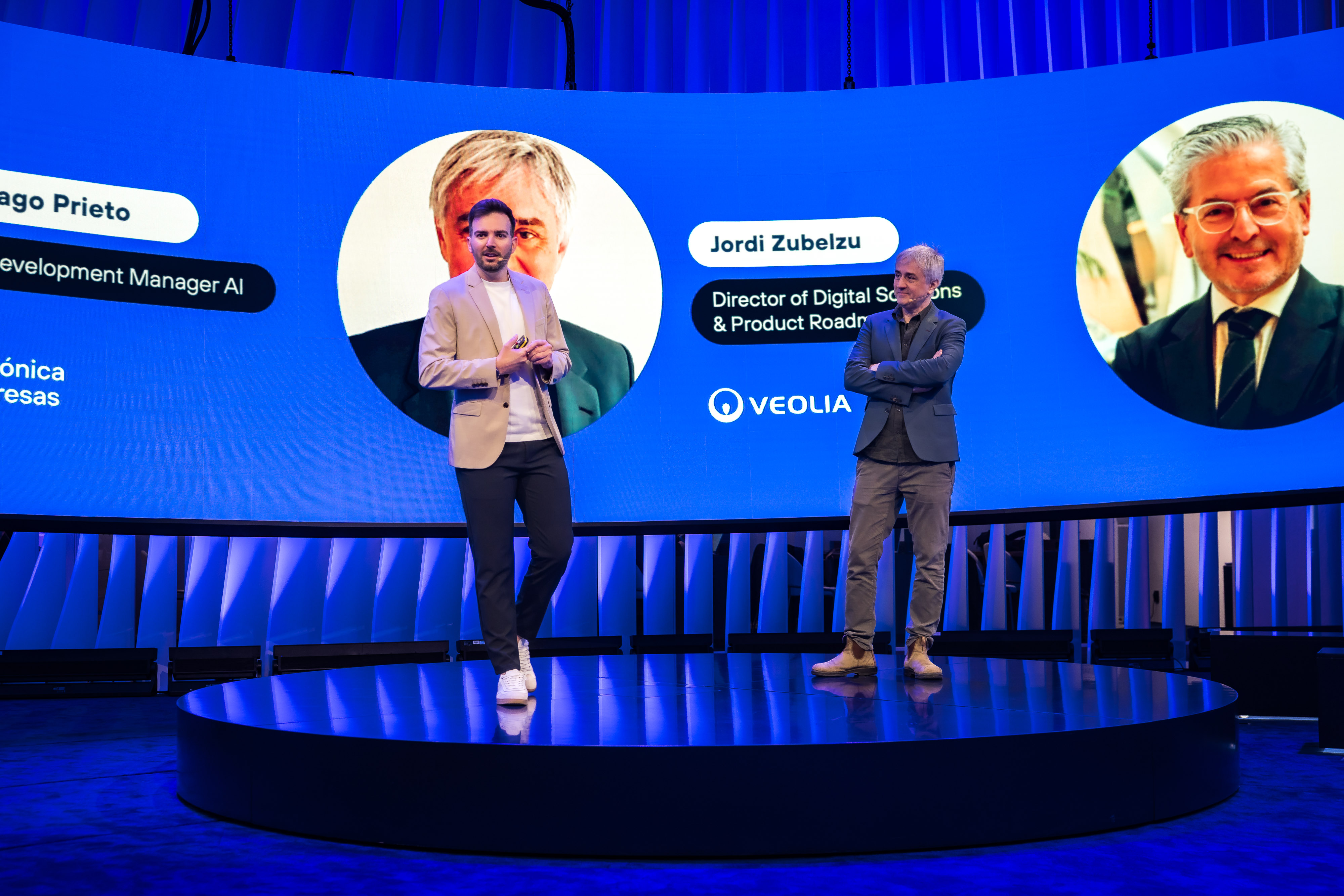 En esta sesión celebrada en el Ágora de Telefónica, se analiza la evolución de la IA en atención al usuario, desde soluciones puntuales a un modelo de deagentización y orquestación que transforma la experiencia del cliente. De izq. a drch. Bruno Lago, Business Development Manager AI en Telefónica, y Jordi Zubelzu, Director of Digital Solutions & Product Roadmap de Veolia.