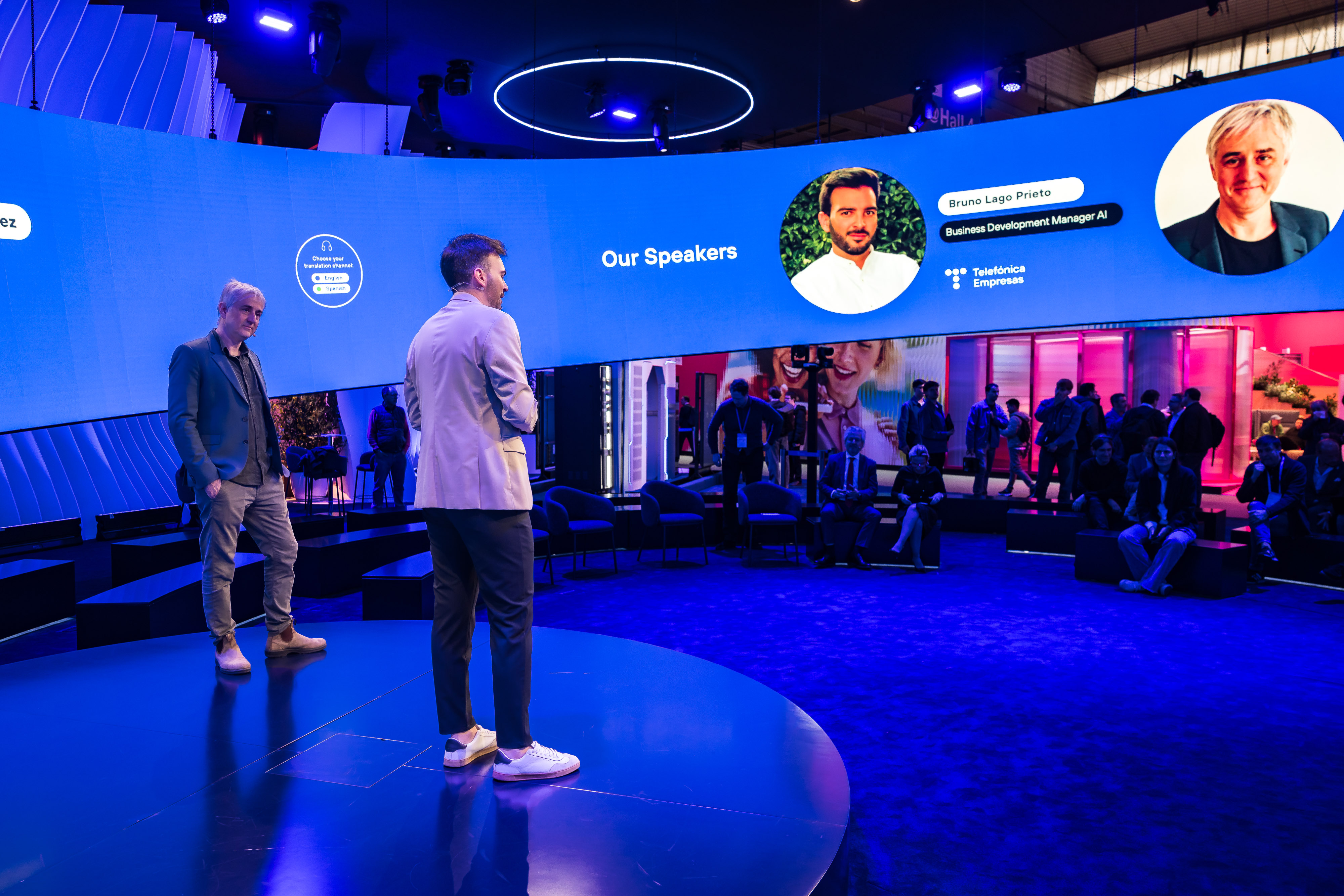 En esta presentación Veolia, cliente de Telefónica, ha repasado su recorrido en atención al cliente, la llegada de su primera IA, destacando los KPIs que demuestran impacto en agilidad, precisión y personalización, así como la mirada al futuro. De izq. a drch. Bruno Lago, Business Development Manager AI en Telefónica, y Jordi Zubelzu, Director of Digital Solutions & Product Roadmap de Veolia.