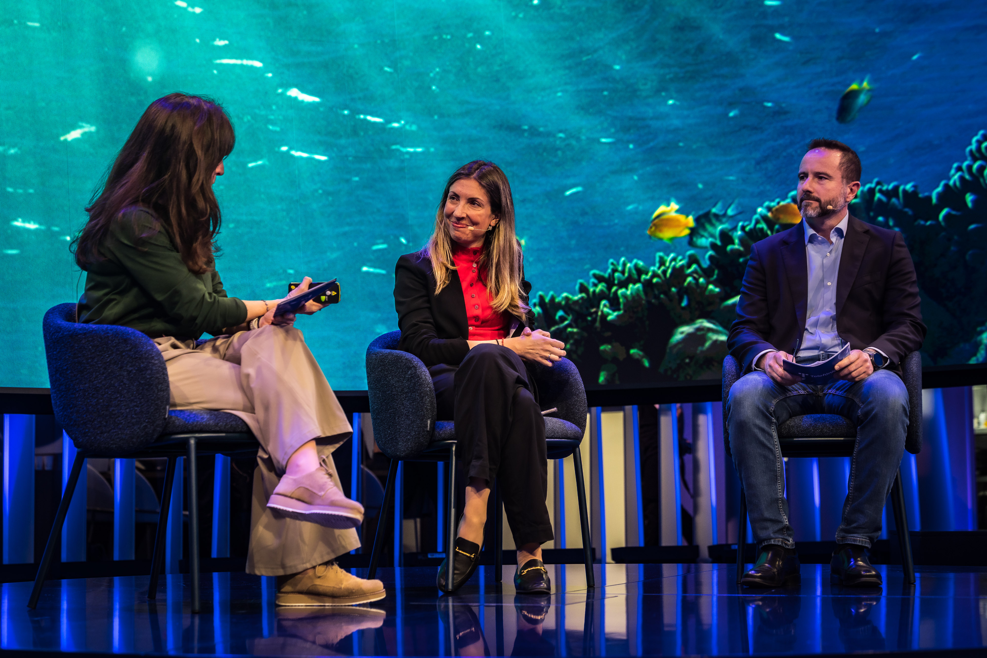 En esta mesa redonda los ponentes, Ana Belén Pociña, Head of ESG Customer and Bussiness Development de Telefónica; Kallitsa Savvidou, Head of New Business IoT, Telefónica Tech, y Jorge Marcos Martínez, Head of Opentop, Fundación Valenciaport, han explorado cómo las tecnologías IoT y 5G se están convirtiendo en herramientas clave para la protección de los ecosistemas marinos y  cómo la sensorización, la conectividad avanzada y el uso de drones acuáticos permiten la detección y actuación frente a residuos y microplásticos, además de contribuir a la concienciación sobre su impacto ambiental.