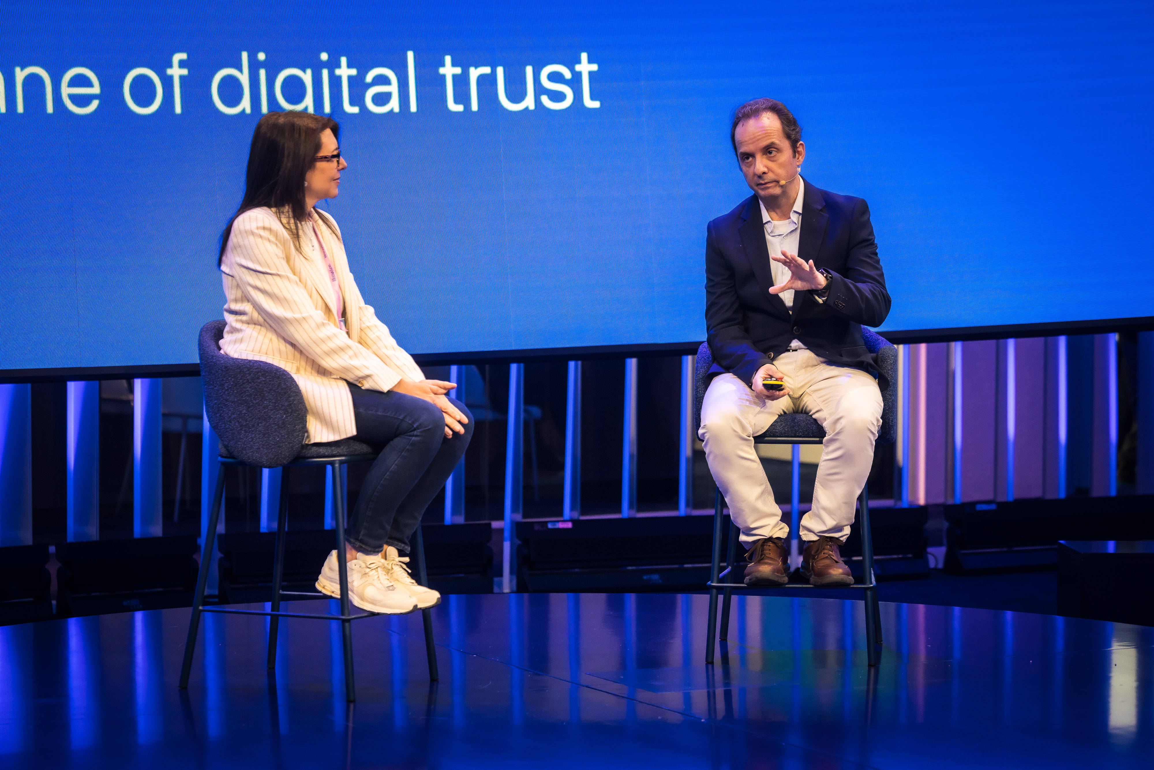 Identidad humana y no humana en la era de la IA, primera sesión del Ágora de Telefónica, con Inmaculada César Benavides, director of Media and Technology at TIREA, y David Prieto, head of Identity Data & AI Security at Telefónica Tech.