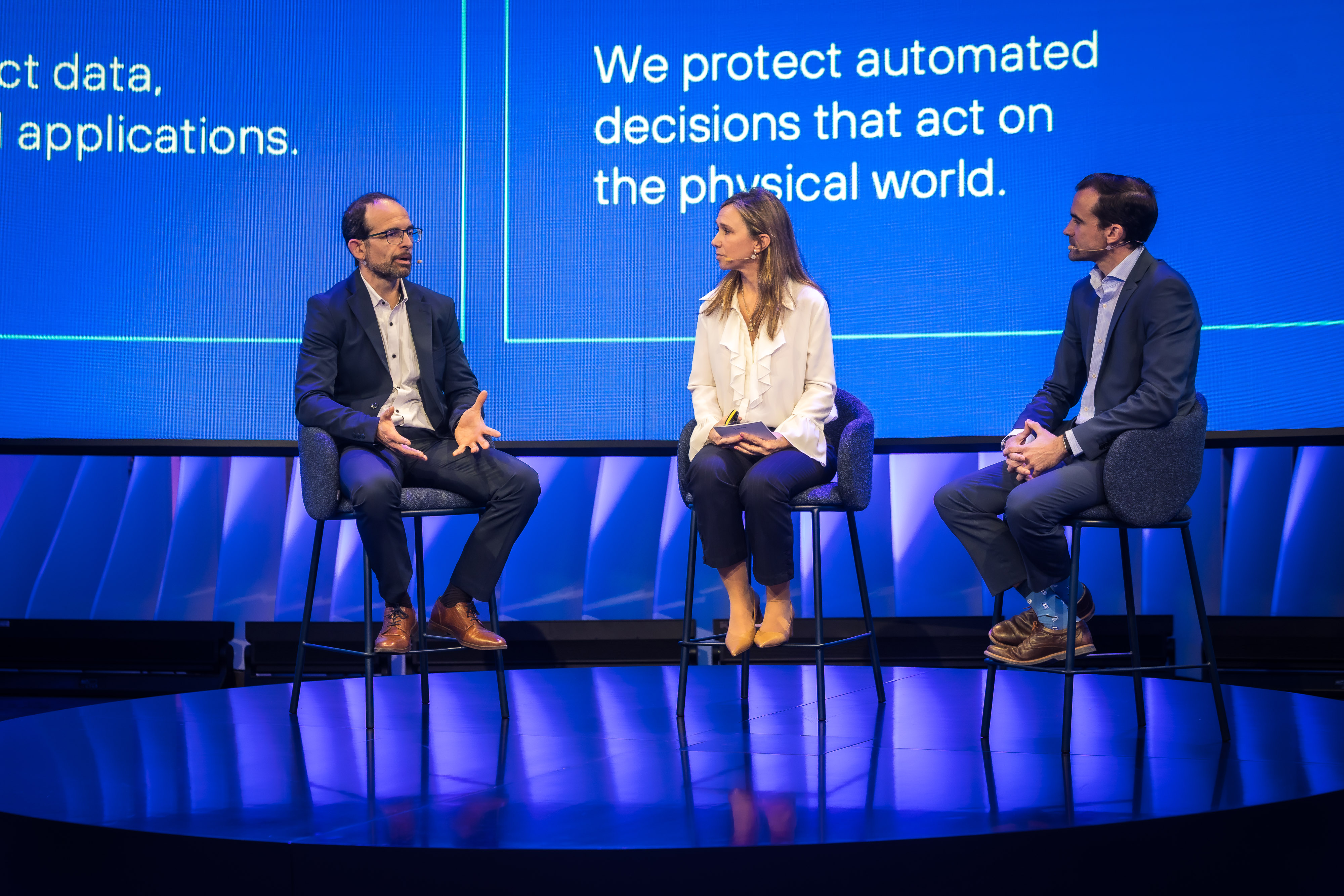 La sesión ‘Reinventando la industria con IA física’, desarrollada en el Ágora de Telefónica en el MWC26, ha contado con la participación de (izq. a drcha.) Vicente Segura, head of OT and IoT Security at Telefónica Tech; Maria Eugenia Borbore, head of Industry sector, Telefónica España; y Dario Cesena, director de IoT, Telefónica Tech.