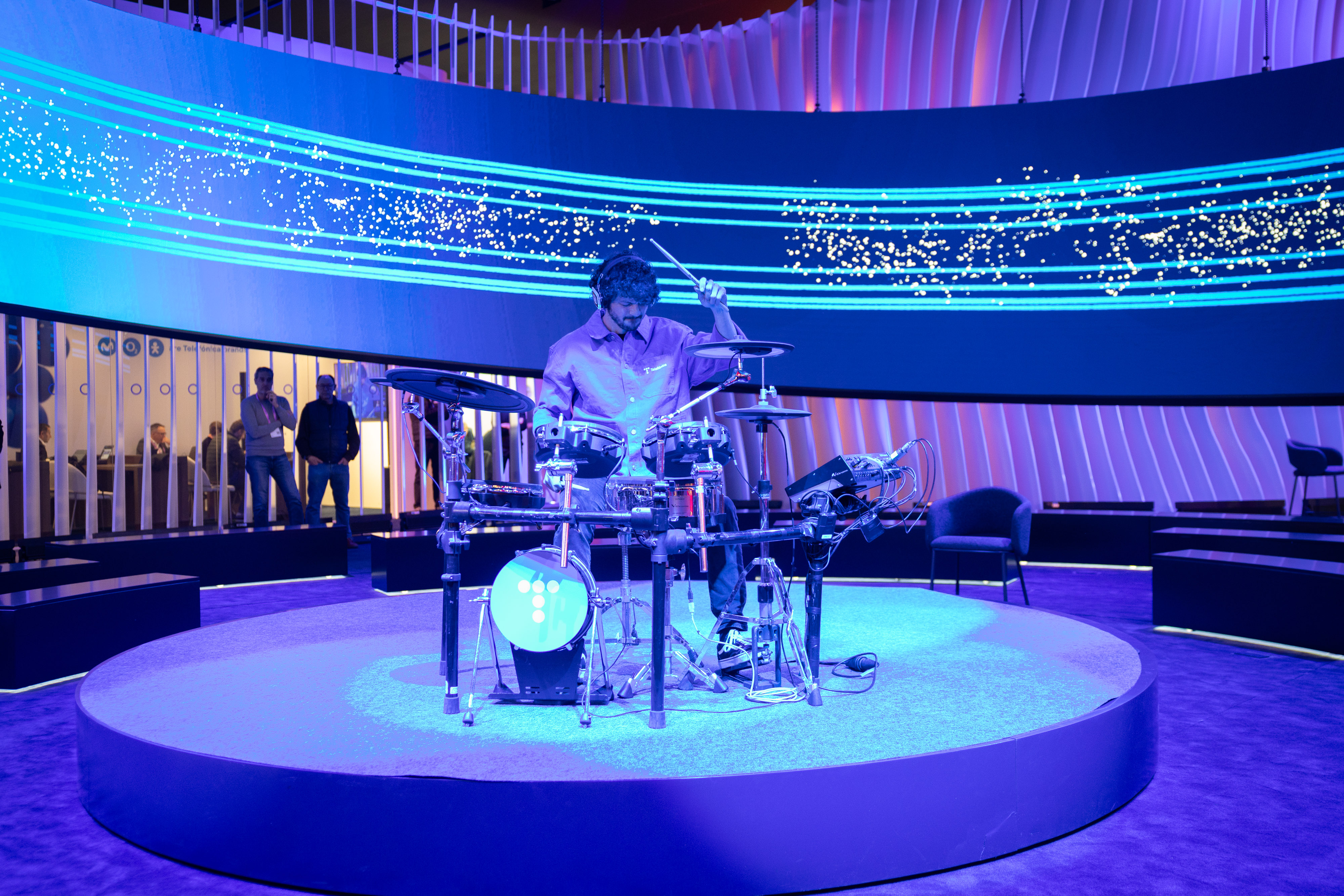 El espacio de Telefónica en el MWC26  incorpora además experiencias sensoriales como ‘The Beat’, que transforma el stand en un manifiesto escénico de marca, y ‘The Code’, un sistema de medición emocional que convierte la interacción del público en arte digital.