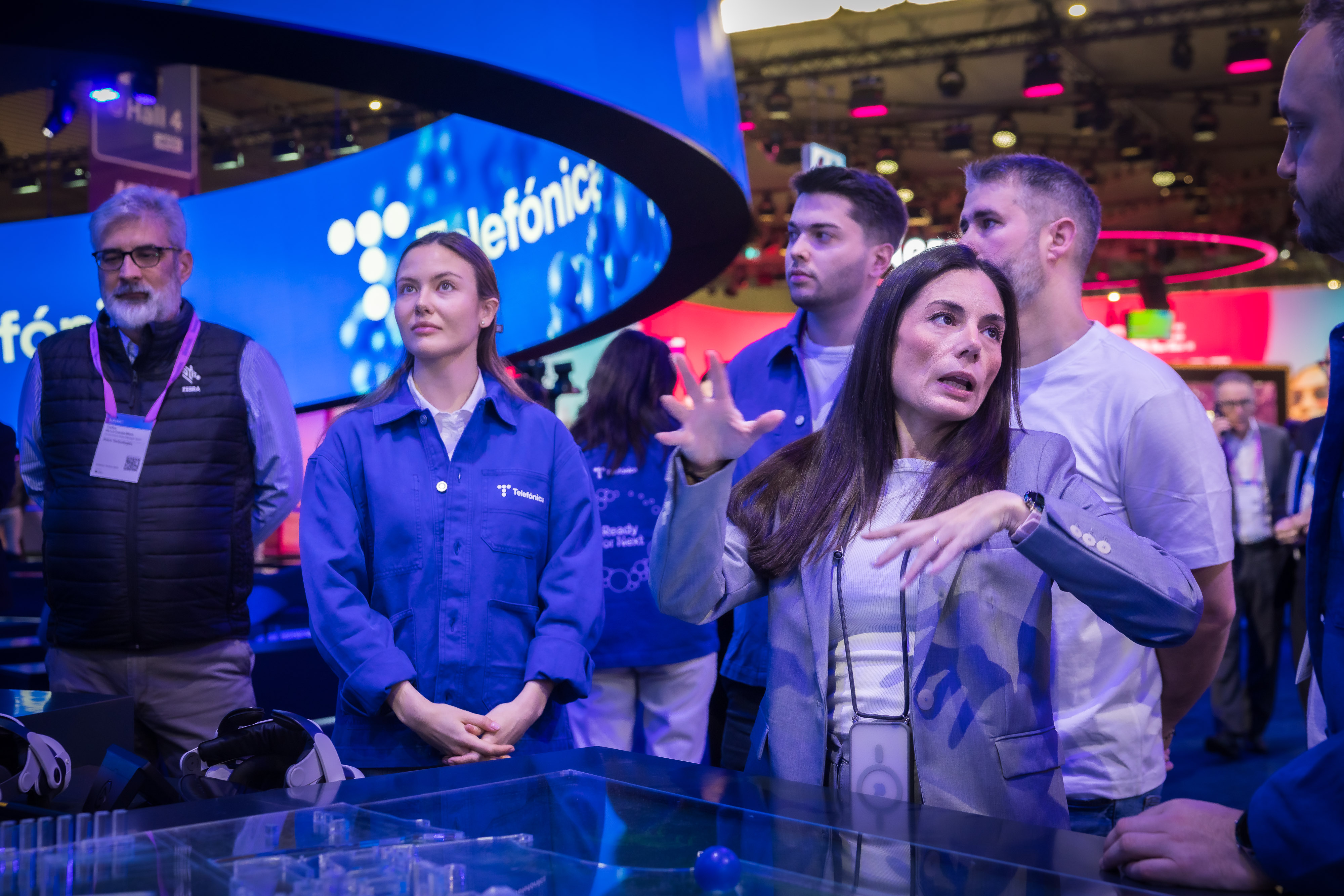 El stand de Telefónica exhibe tres grandes zonas de demostraciones que unen distintos casos de uso que ponen en valor, junto a las tecnologías más innovadoras, las altas capacidades de la red 5G de la compañía.