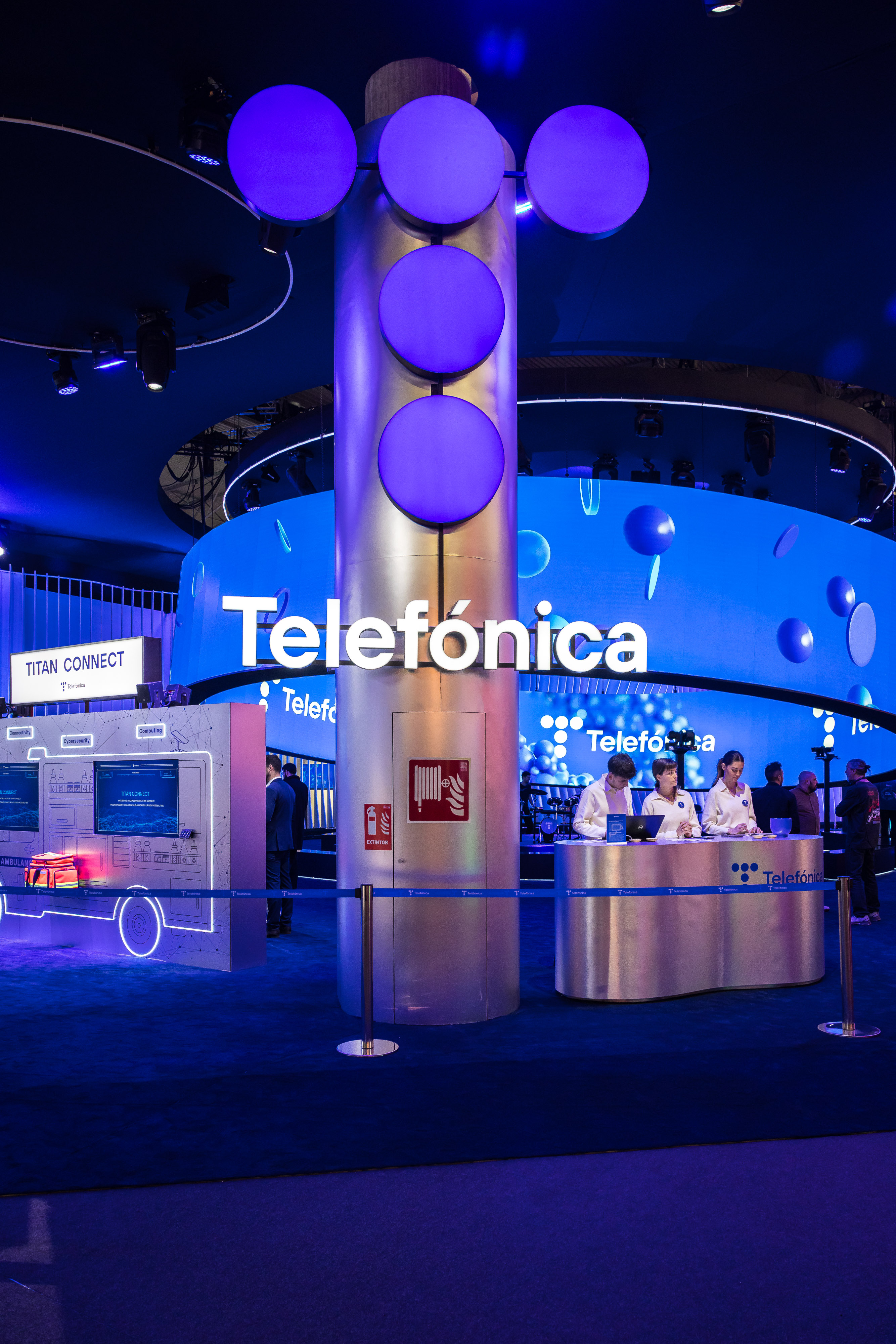 El stand de Telefónica en el MWC26 representa su visión por implementar y desarrollar las capacidades tecnológicas como palanca para liderar la digitalización. Su diseño transmite dinamismo, evolución y conexión con un futuro lleno de oportunidades.