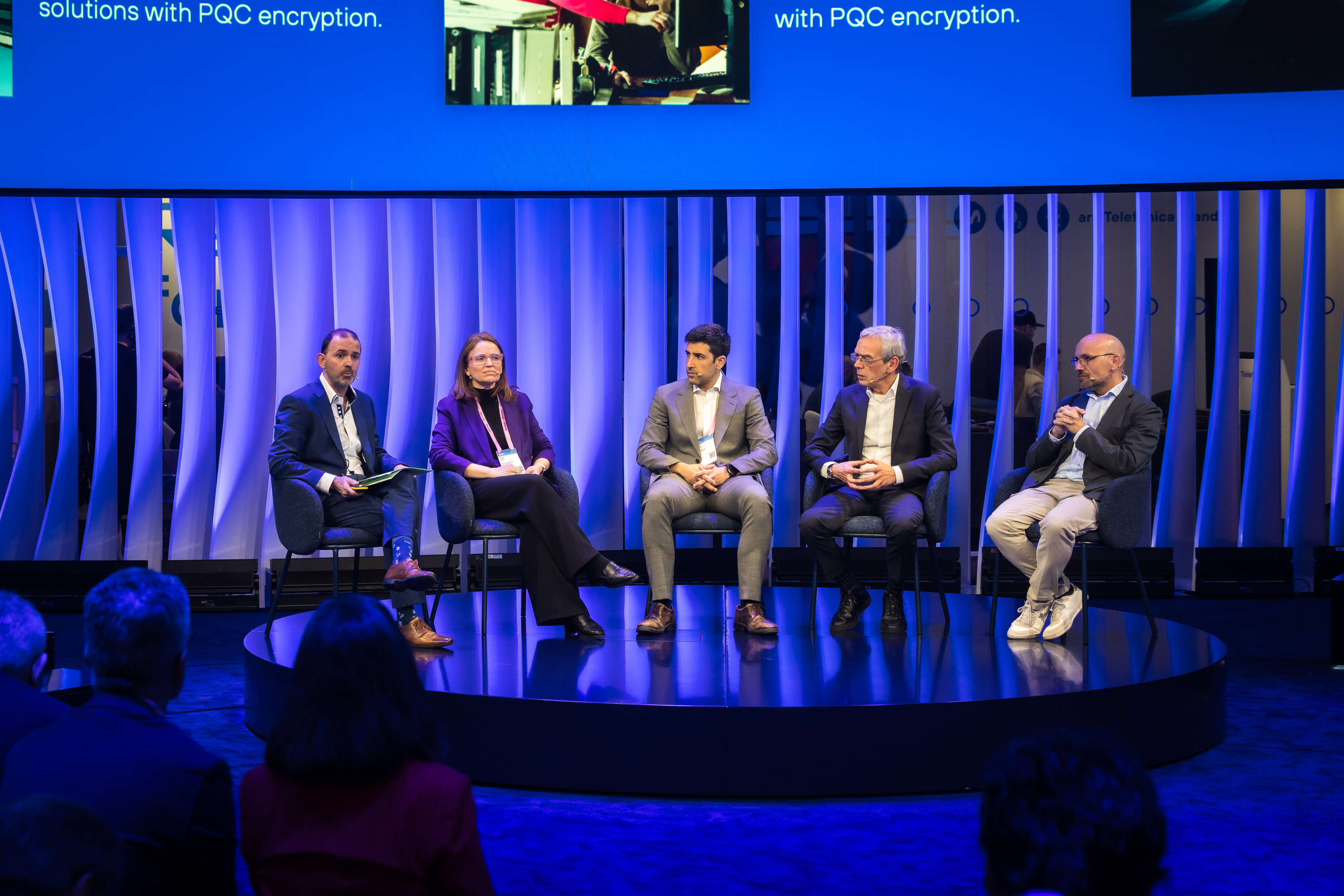 Sesión sobre la estrategia general de Telefónica en Tecnologías Cuánticas Aplicadas al servicio del cliente en la que han participado (de izq. a drcha.) Juan Cambeiro, Quantum Applied Innovation de Telefónica; Carmen Cotelo, DG Axencia Galega de Innovación, GAIN; Daniel Sánchez Ambite, CISO de Policía Nacional; Valentín García, Innovation Director de LANTIK; y Alejandro Ramos, Cybersecurity Director de Telefónica Tech.
