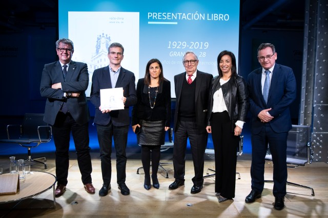 De izquierda a derecha: Enrique Blanco, director global de Tecnología y Arquitectura de Telefónica; Javier García Algarra, autor del libro; María Jesús Almazor, consejera delegada de Telefónica España; Luis Solana, ex presidente deTelefónica y editor del libro; y Marta Machicot, directora global de personas de Telefónica.