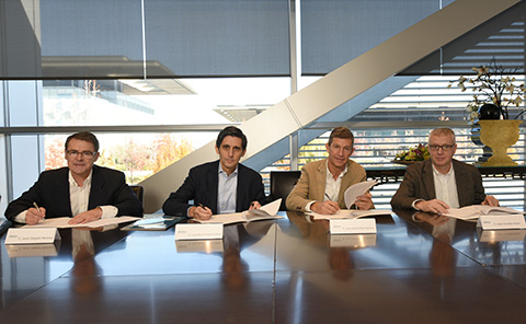 De izquierda a derecha: Javier Delgado, director de RRHH de Telefónica España; José María Álvarez-Pallete, presidente ejecutivo de Telefónica; José Alfredo Mesa, representante de UGT, y Jesús González, representante de CCOO. 