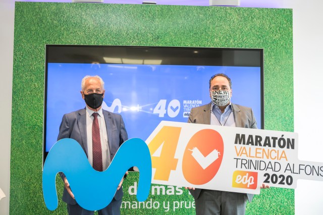 Paco Borao, presidente de la Sociedad Deportiva Correcaminos (drcha.), y José Manuel Casas, director territorial de Telefónica en la Comunitat Valenciana (izda.)