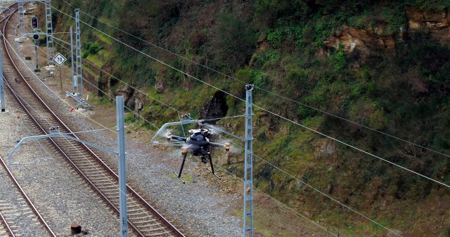 Imagen de un dron realizando la inspección en remoto de las vías ferroviarias