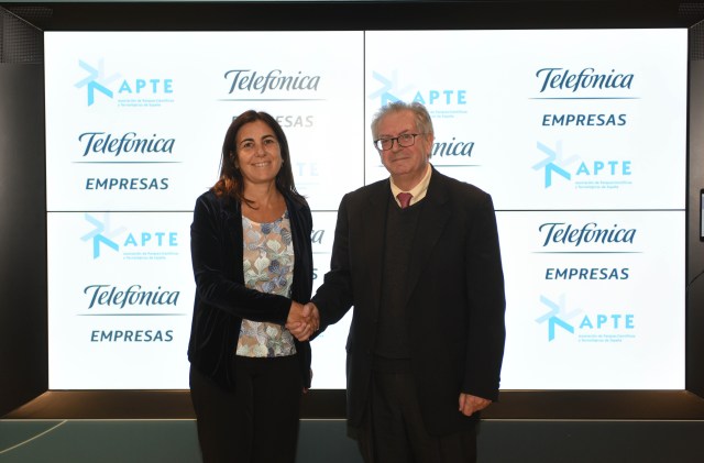 De izquierda a derecha: María Jesús Almazor, Consejera Delegada de Telefónica España, y Felipe Romera, presidente de APTE