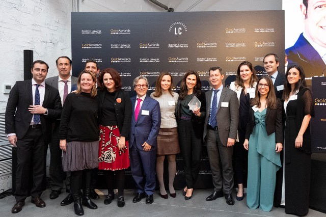 En el centro de la imagen María Cameño, directora de los Servicios Jurídicos y (a su izquierda) Nicolás Oriol, director de Secretaría General y de Regulación de Telefónica España, rodeados de parte del equipo jurídico-legal de la compañía, en la III edición de los Gold Awards de Iberian Lawyer