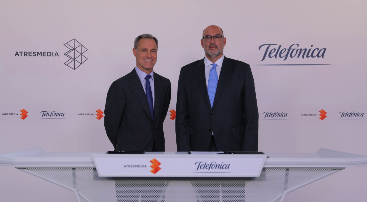 De izquierda a derecha: Silvio González, consejero delegado de ATRESMEDIA, y Emilio Gayo, presidente de Telefónica España