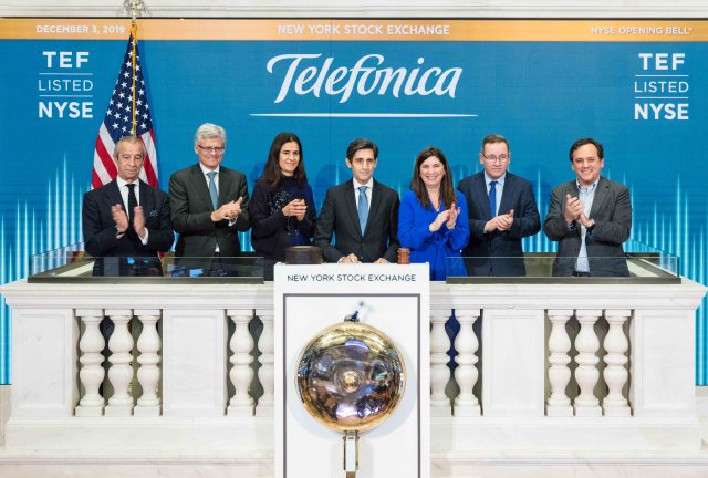 De izquierda a derecha: el director de Asuntos Públicos de Presidencia de Telefónica, Francisco de Bergia; el Secretario General y Asuntos Regulatorios de Telefónica, Pablo de Carvajal; la directora general de Finanzas y Control (CFCO), Laura Abasolo; el presidente de Telefónica, José María Álvarez-Pallete; la presidenta de la bolsa de Nueva York, Stacey Cunningham; el director general de Comunicación, Marca, Asuntos Públicos y Sostenibilidad de Telefónica, Eduardo Navarro; y el director general de Estrategia y Desarrollo Corporativo de Telefónica, Enrique Lloves.