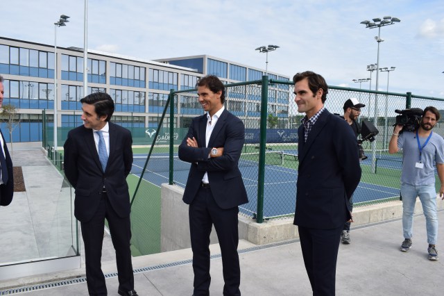 José María Álvarez-Pallete, presidente y consejero delegado de Telefónica, Rafael Nadal y Roger Federer a su llegada a la 'Rafa Nadal Academy by Movistar' en Manacor.