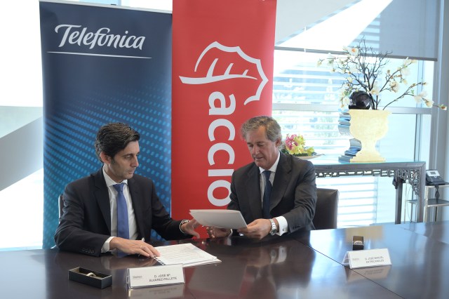 A la izquierda el presidente de Telefónica, José María Álvarez-Pallete junto al presidente de ACCIONA, José Manuel Entrecanales.