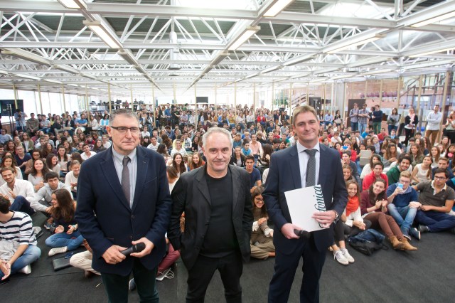 Foto 1 de 1

En la imagen de izquierda a derecha, el director de la Escuela de Arquitectura de la Universidad de Navarra, MIguel Ángel Alonso del Val, el chef Ferran Adrià y el director de Telefónica en Navarra, Roberto Mercero.