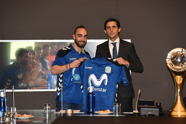 Ricardinho, jugador del Movistar Inter, y José María Álvarez-Pallete, presidente ejecutivo de Telefónica SA