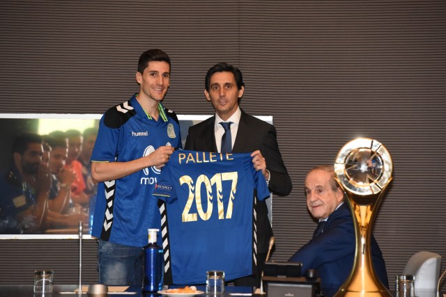 Carlos Ortiz, capitán del Movistar Inter, José María Álvarez-Pallete, presidente ejecutivo de Telefónica SA, y José María García, Presidente de Honor del club