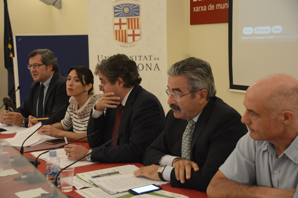 En la imagen de izquierda a derecha: Dr. Màrius Rubiralta, director del Campus de la Alimentación de Torribera, Núria Parlon, alcaldesa de Santa Coloma de Gramenet, Dr. Jordi Alberch, vicerector de Recerca, Innovación y Transparencia de la Universitat de Barcelona, Kim Faura, director general de Telefónica en Catalunya y Pere Obrador, Product Manager de Appetit, Telefónica I+D.