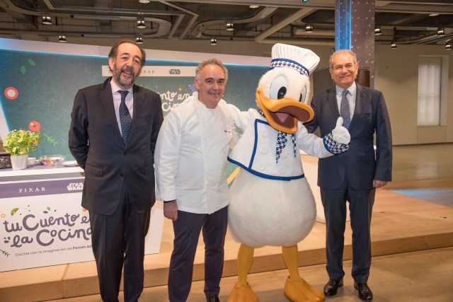 De izquierda a derecha, el director de Asuntos Públicos y Regulación de Telefónica, Carlos López Blanco; el embajador de Telefónica y chef, Ferran Adrià; el pato Donald y el consejero delegado de The Walt Disney Company para España y Portugal, Simón Amselem.