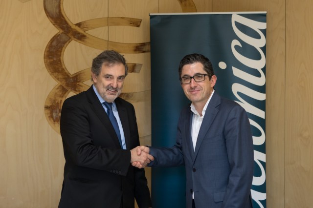 A la izquierda, el presidente de Telefónica España, Luis Miguel Gilpérez junto al director general del BCC, Joxe Mari Aizega en la firma del acuerdo.