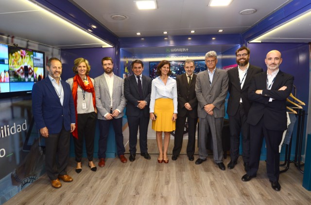 En la imagen de izquierda a derecha: Fernando Abella, director general de negocios digitales de Telefónica España, Arancha Díaz Lladó, directora de innovación sostenible de Telefónica SA,  Javier Magdalena, director de transformación digital de Telefónica España, Antonio Bengoa, director de relaciones institucionales de Telefónica España, Elena Valderrábano, directora de ética corporativa y sostenibilidad de Telefónica SA, Luis Miguel Gilpérez, presidente de Telefónica España, Pablo de Carvajal, secretario general de Telefónica España, Carlos Marina, CEO de On The Spot y Javier Lorente, director de propuesta de valor de On The Spot en el interior del autobús tecnológico que mostrará a las empresas como ser más eficientes en el ámbito energético.