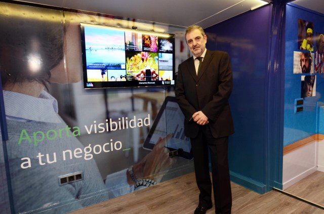 El presidente de Telefónica España, Luis Miguel Gilpérez en el bus tecnológico sostenible que recorrerá España los próximos días.