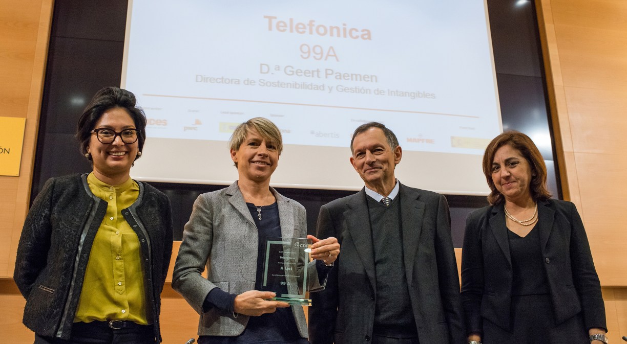 Geert Paemen, directora de Sostenibilidad y Gestión de Intangibles de Telefónica, recogiendo la distinción por estar en la “Lista A”, junto a Diana Guzmán, directora para Europa del sur de CDP; Víctor Viñuales, director ejecutivo de ECODES y Mariluz Castilla, socio responsable de Sostenibilidad y Cambio Climático en PwC.