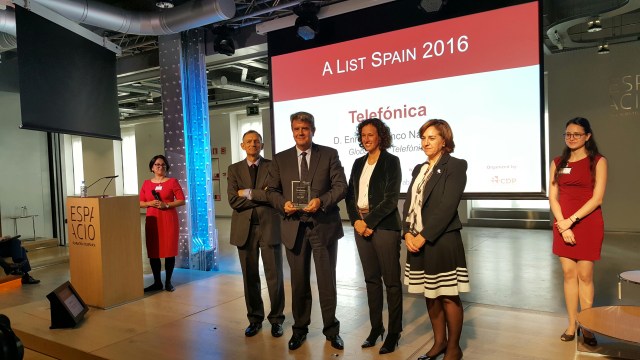 En la imagen Enrique Blanco, Global CTO de Telefónica mostrando la distinción concedida a la compañía, rodeado de Víctor Viñuales, director general de ECODES; Valvanera Ulargui, directora general de la Oficina Española de Cambio Climático, y Mari Luz Castilla, socia de Sostenibilidad, RSC y Cambio Climático de PwC