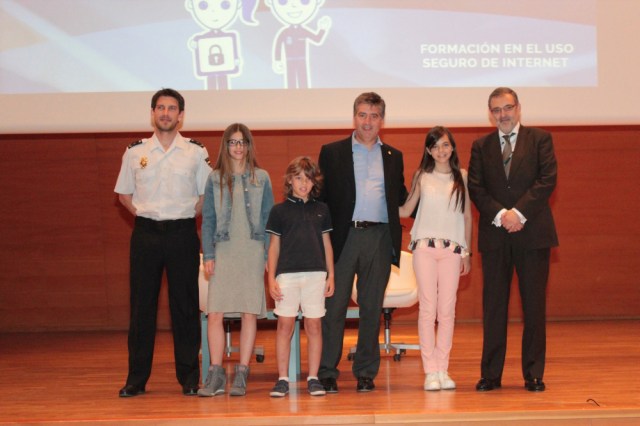 El director general de la Policía, Ignacio Cosidó, en el centro de la imagen y el presidente de Telefónica España, Luis MIguel Gilpérez, a la derecha, con el elenco de participantes de la campaña que promocionará #Ciberexpert@