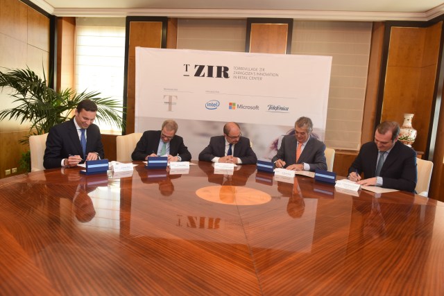 En la imagen de izquierda a derecha: el director regional de Intel Corporation para el sur de Europa, Norberto Mateos, el presidente de Fundación Telefónica, César Alierta, el presidente del Gobierno de Aragón, Javier Lambán, el presidente de Grupo Pikolin, Alfonso Soláns y el director de la División de Plataforma Desarrollo e Innovación de Microsoft Ibérica, Ángel Sáenz de Cenzano