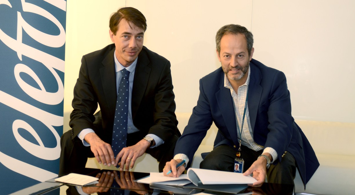 En la imagen Juan Carlos Marcos Álvarez, consejero delegado de Energio, y Fernando Abella, director de Telefónica Digital España, firman el acuerdo entre ambas entidades.