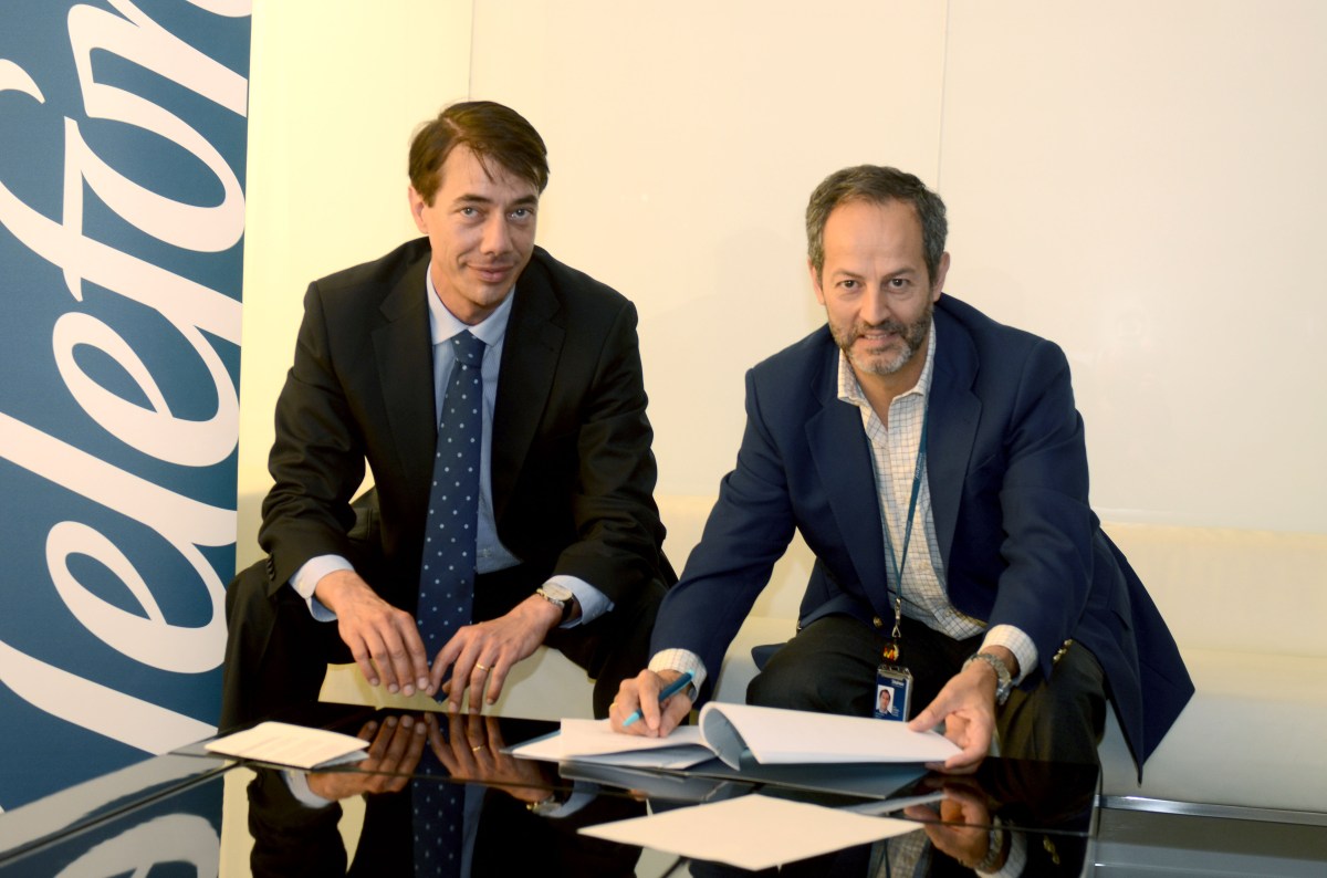 En la imagen Juan Carlos Marcos Álvarez, consejero delegado de Energio, y Fernando Abella, director de Telefónica Digital España, firman el acuerdo entre ambas entidades.
