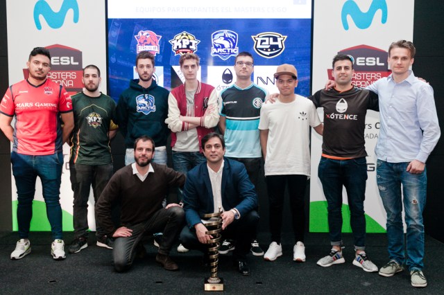 Luis Miguel Corbacho, gerente de Comunicación Comercial de Movistar, y Manuel Moreno, director general de ESL en España, rodeados de  representantes de los equipos participantes en ESL Masters CS:GO