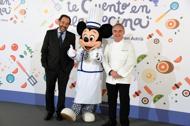 En la imagen el director general de Asuntos Públicos y Regulación y Miembro del Comité Ejecutivo de Telefónica, Carlos López Blanco y Ferran Adrià con Mickye en la presentación del libro 'Te cuento en la cocina'