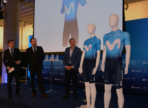 De izquierda a derecha, el ciclista Pedro Delgado, el director global de Asuntos Públicos y Regulación de Telefónica y el manager general del Movistar Team, Eusebio Unzué durante la presentación de la nueva equipación para la temporada 2018.
